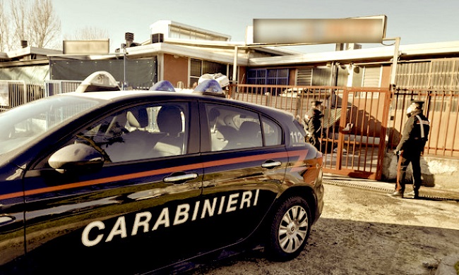 Litigano in vacanza, poi il compagno della suocera gli incendia sei veicoli in carrozzeria