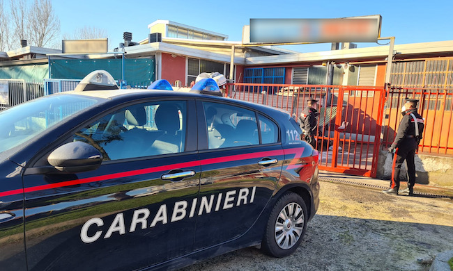 Incendiò sei mezzi in un’autofficina: arrestato dai carabinieri