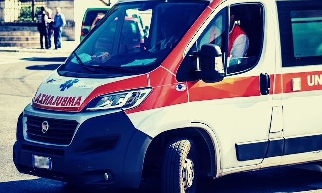 Investe due ragazzi sulle strisce e scappa: si cerca la guidatrice pirata a Buccinasco