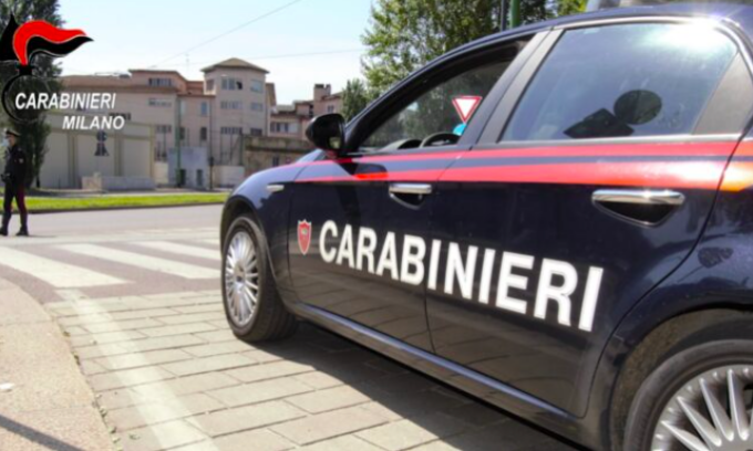Picchiato e lasciato a terra nel parcheggio di un’azienda
