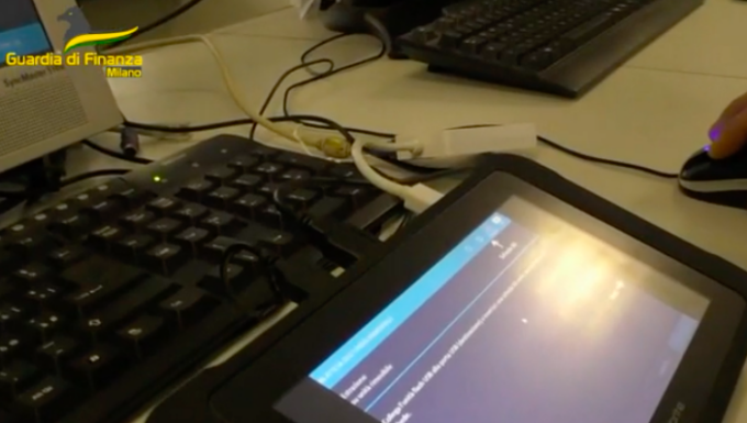 Abbonamento pirata alla pay tv: in 500mila collegati alla rete abusiva, operazione della Guardia di finanza