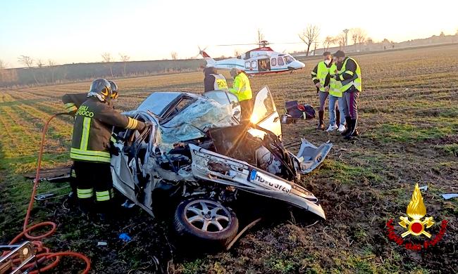 Schianto sulla A1, tre feriti in codice rosso. Auto sbalzate a 200 metri dalla strada