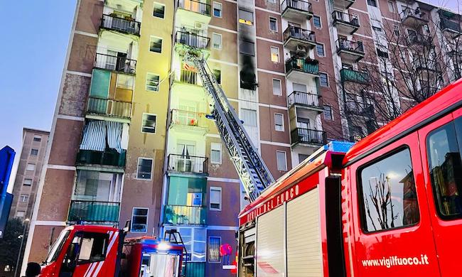 Violento incendio devasta appartamento a Rozzano