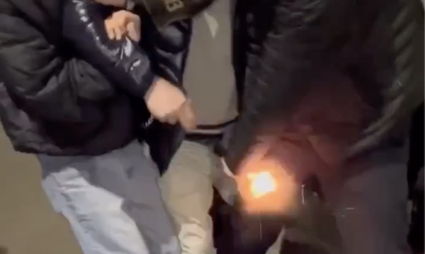 Ragazzi aggrediscono agente e lo disarmano, esplodono due colpi