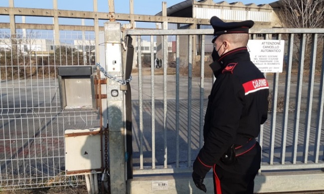 Cadavere carbonizzato trovato da tre ragazzi in una fabbrica: si indaga sul DNA