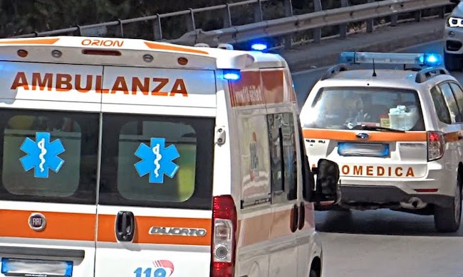 Perde il controllo dello scooter e finisce sull’asfalto: ferito 15enne