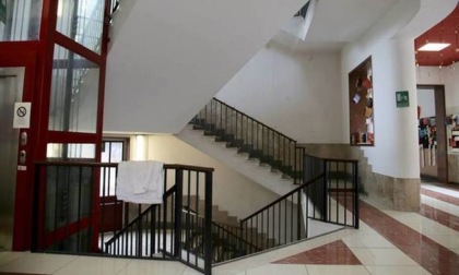Bimbo caduto dalle scale e morto a scuola: maestra assolta in appello a Milano