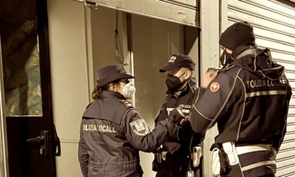 Controlli a Rozzano: accertamenti della polizia su 92 persone e 20 veicoli. Sanzioni e ordini di allontanamento