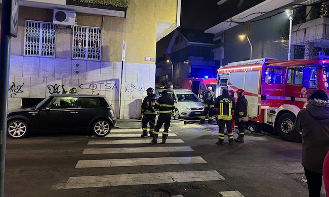 Incendio nelle cantine di via Monti, inquilini esasperati: “Da due mesi respiriamo questa roba e siamo senza rete”