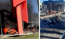Macchina prende fuoco al McDrive di Assago: fumo visibile a chilometri di distanza