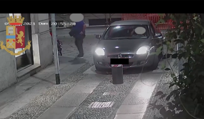 Rubano una Porsche in centro a Milano: arrestato il ladro e “il palo” –