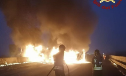 Cisterna prende fuoco sulla A1: autostrada bloccata in entrambe le direzioni
