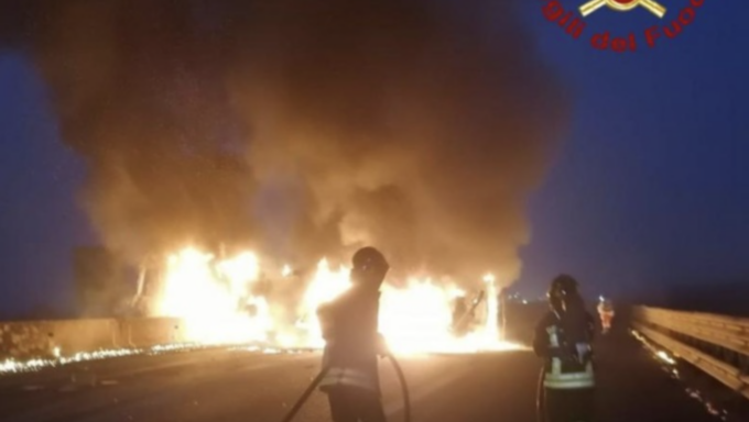 Cisterna prende fuoco sulla A1: autostrada bloccata in entrambe le direzioni