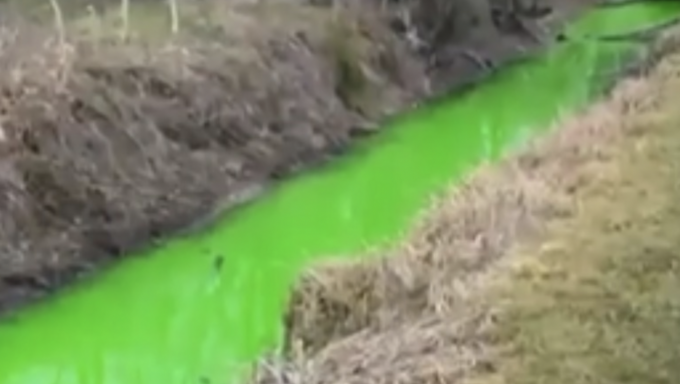 Acqua verde fosforescente nella Roggia: è allarme a Rozzano, ma una spiegazione c’è