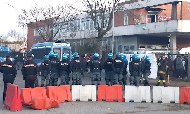 Fabbrica occupata ad Assago per il rave party: oltre 400 persone identificate