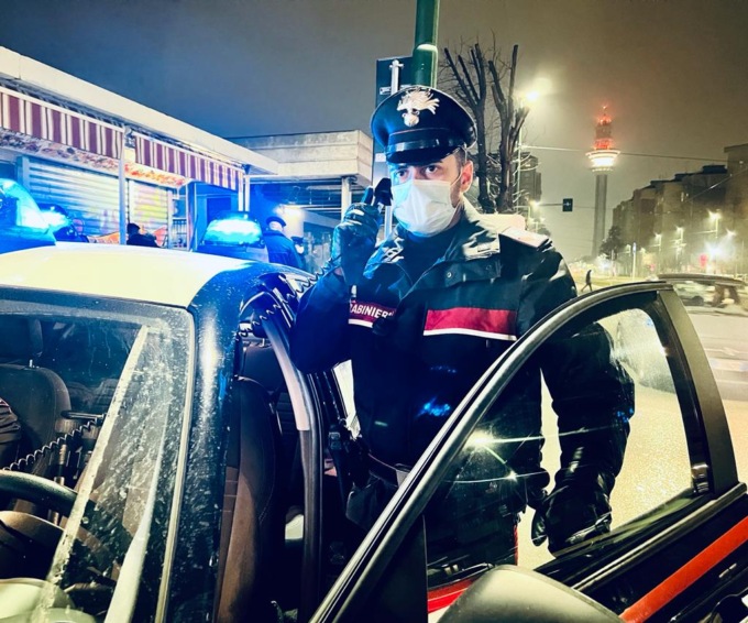 Uomo accoltellato a Rozzano dopo una lite tra amici: caccia all’aggressore