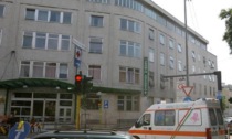 Aggredita in pieno giorno a Milano: 89enne in gravi condizioni
