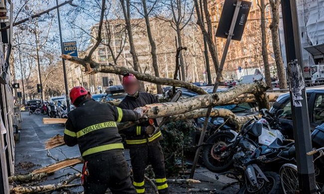 Vento forte nel milanese: una donna colpita in testa da una tegola
