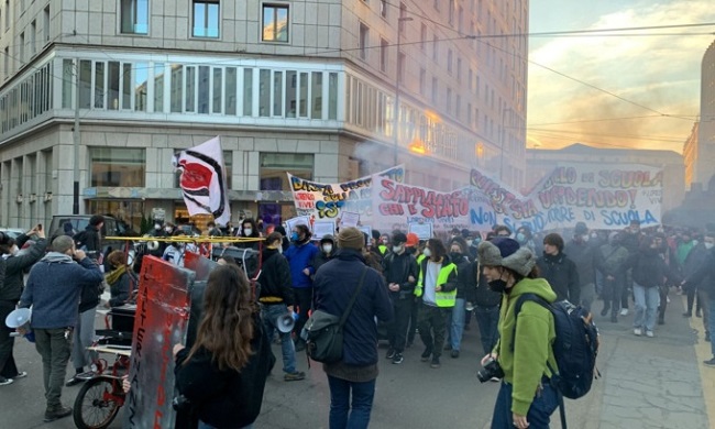 Oggi gli studenti tornano in piazza a Milano per una riforma della scuola
