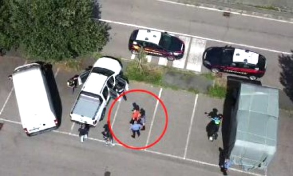 Sesso orale dietro al cimitero con una donna rimasta vedova, poi la ricatta e chiede 5mila euro