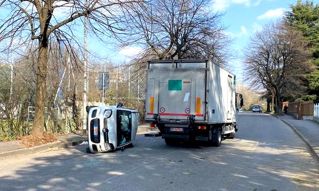 Auto si scontra con camion a Corsico e si ribalta: ferito 18enne