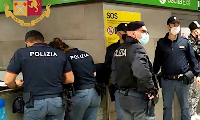 17enne violentato da un coetaneo dopo la rapina alla fermata della metro
