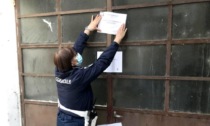 Blitz della polizia locale a Rozzano: scoperto laboratorio tessile abusivo usato anche come dormitorio