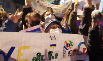 I bambini sfilano per la pace: Corsico si tinge di arcobaleno