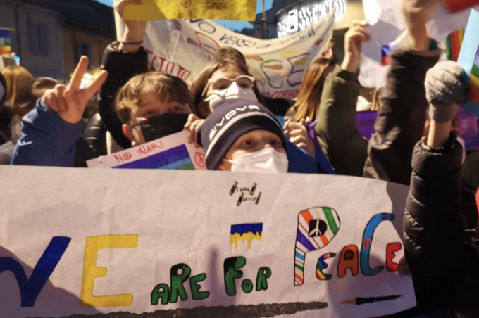 I bambini sfilano per la pace: Corsico si tinge di arcobaleno
