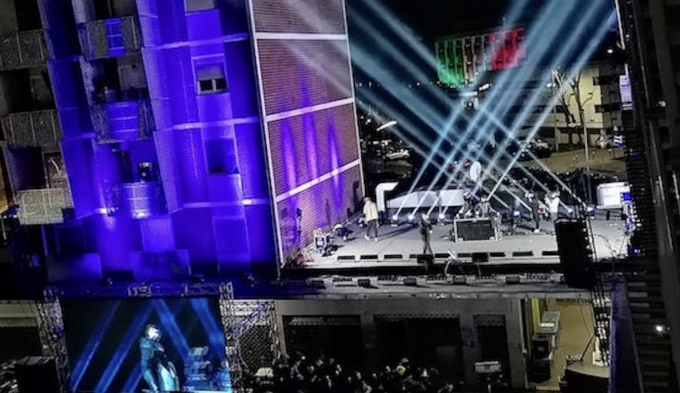 Il concerto di Paky tra i palazzi di Rozzano divide i cittadini. In centinaia per l’evento del rapper