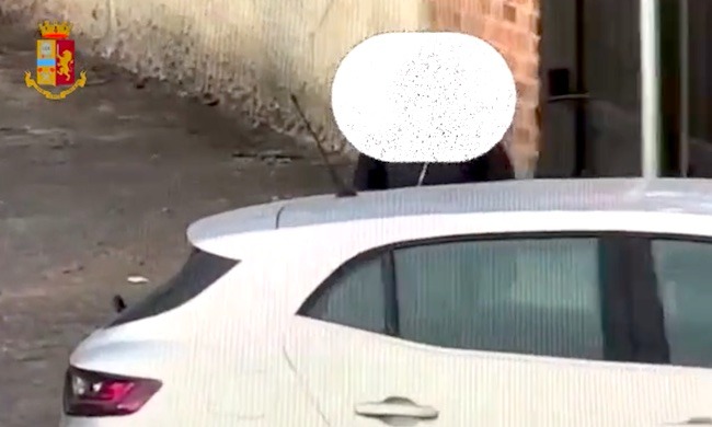 Furti nelle auto all’ipermercato: la Polizia arresta un 48enne