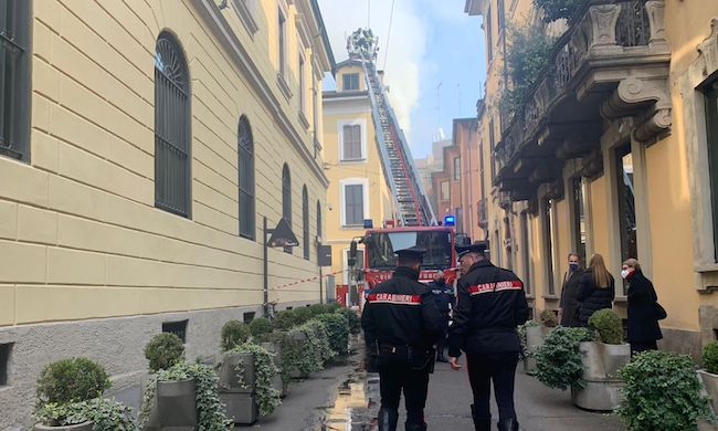 Incendio in un appartamento di via della Spiga: 52enne intossicato, condizioni gravissime