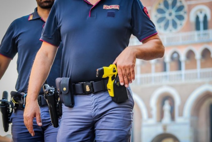 Milano, da lunedì 14 marzo la Polizia di Stato utilizzerà il taser