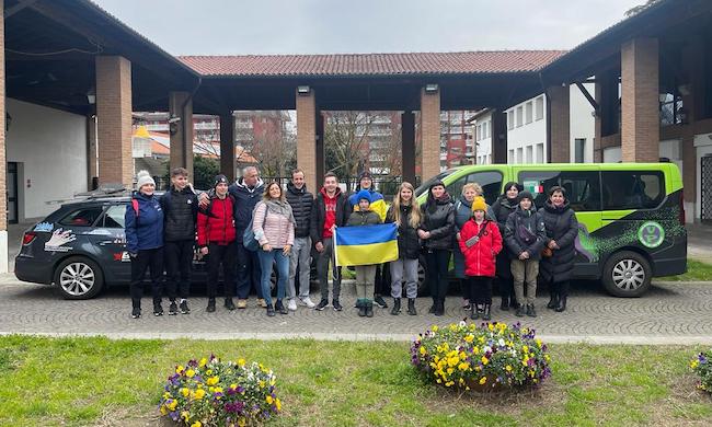 In fuga dalla guerra: 8 ragazzi, 3 mamme e una nonna in salvo grazie a una delegazione partita da Assago