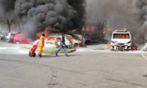 Vasto incendio distrugge furgone e diverse auto nel milanese: alta colonna di fumo