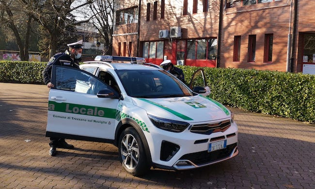 Finge di stare male per evitare il controllo degli agenti: al volante dopo aver assunto droghe