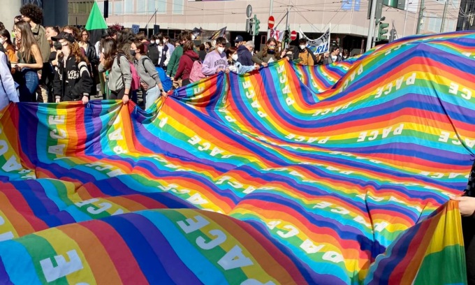 Fridays for future, giovani in corteo a Milano per l’ambiente e contro la guerra