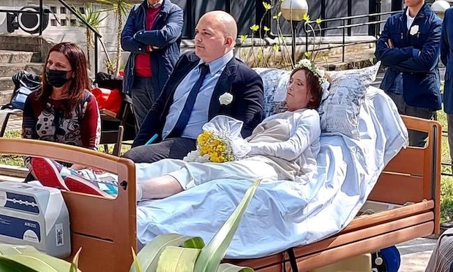 Il matrimonio all’hospice: l’ultimo desiderio di Laura esaudito prima del suo addio