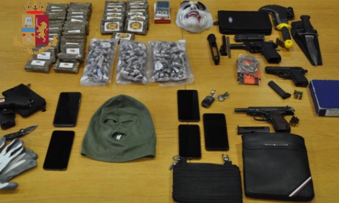 Scoperto il box del rapinatori: maschere da vampiro, tanta droga e armi clandestine