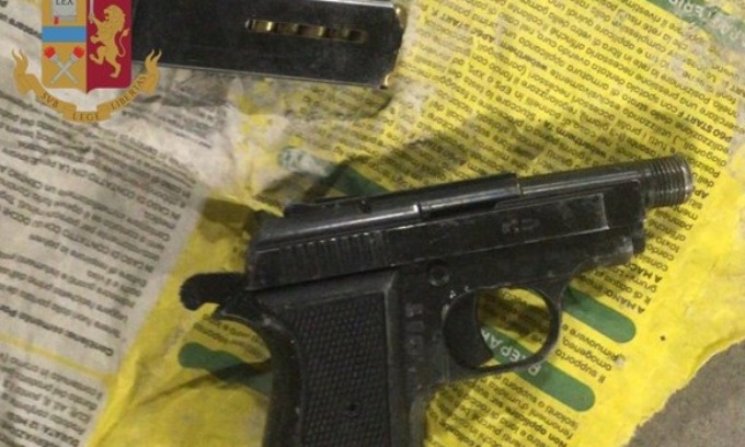 La Polizia interviene durante una scambio di 10 kg di droga, e trova il “corriere” rinchiuso nel bagagliaio