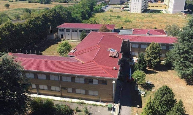 Raffiche di vento inclinano la gru: scuola chiusa a San Giuliano