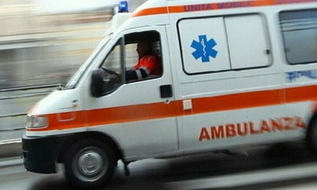 Investito e sbalzato per cinque metri: uomo di 89 anni in gravi condizioni