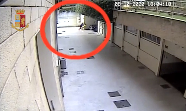 Avevano rapinato di un rolex in centro a Milano e si nascondevano a Rozzano: estradato il complice