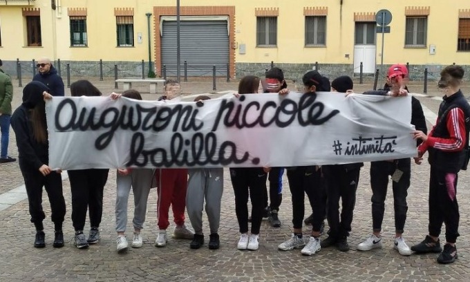 Battezzano le bambine e spunta uno striscione: “Auguroni piccole balilla”