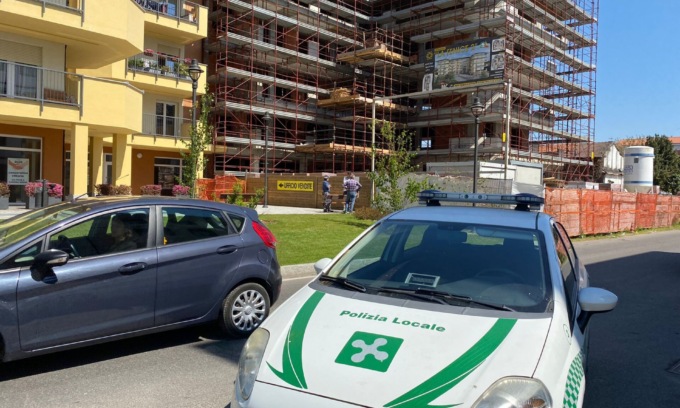 Operaio minaccia di buttarsi dalla gru: “Dovete pagarmi”