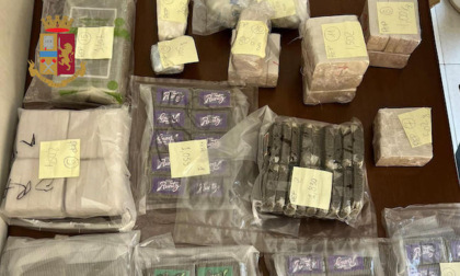 Droga a Corsico: scoperti appartamento e box con oltre 50 chili tra hashish e cocaina e una pistola