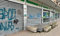 Distrugge con una porta scardinata le vetrine del centro Aler a Rozzano: denunciato