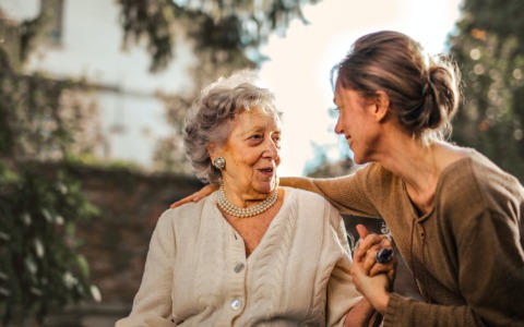 Trasformare il dolore in speranza: la guida completa alla donazione in memoria