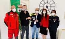 Dona un defibrillatore alla città di Rozzano: la generosità dello scrittore Vincenzo Cartillone