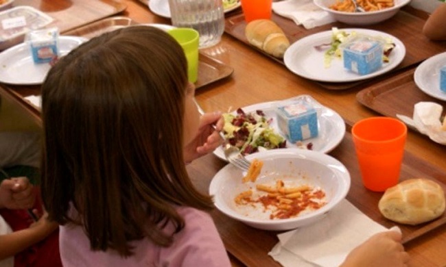 Mensa a scuola per i bambini ucraini: c’è chi fa pagare il massimo e chi la dà gratis